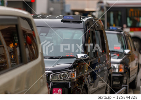 駅前で客待ちをするタクシー 125844828