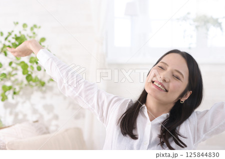 伸びをするミドル女性 125844830