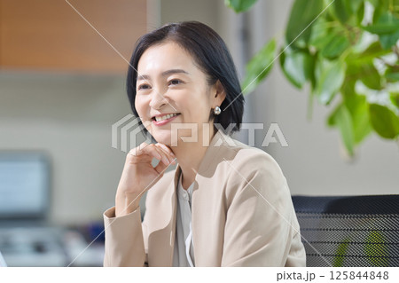 オフィスで打ち合わせをするミドル女性 125844848