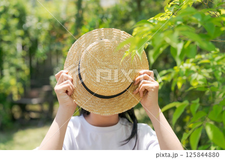 麦わら帽子で顔を隠す女の子 麦わら帽子で顔を隠す女の子 125844880
