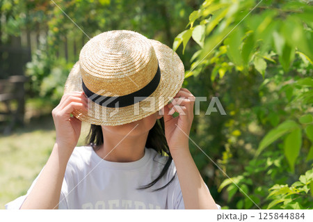 麦わら帽子で顔を隠す女の子 麦わら帽子で顔を隠す女の子 125844884