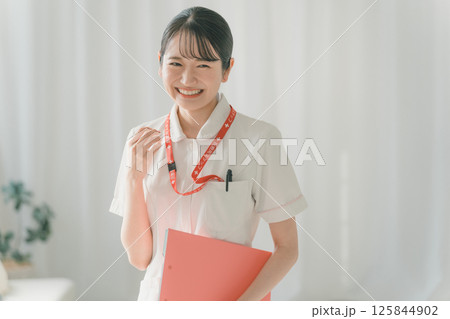 大笑いする若手看護師 大笑いする若手看護師 125844902