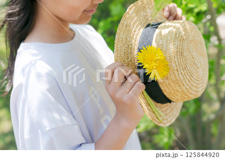 麦わら帽子を持つ女の子 125844920