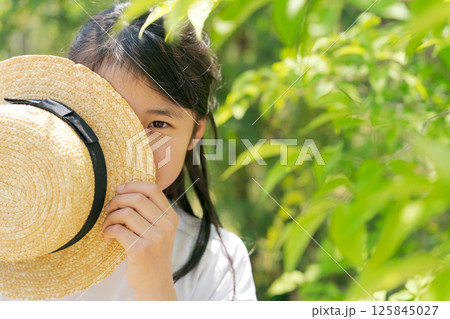 麦わら帽子を持った女の子 125845027