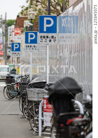 塀の脇に設置された駐輪場 125845073