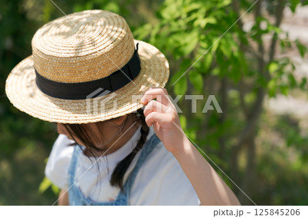 麦わら帽を被った少女 麦わら帽を被った少女 125845206