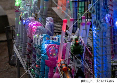 お祭りで売っている光るおもちゃ 125845303