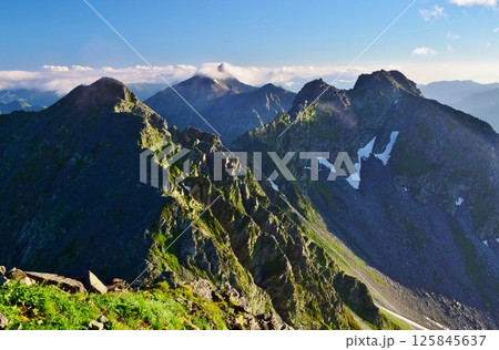 穂高岳から望む北アルプスの峰々 125845637