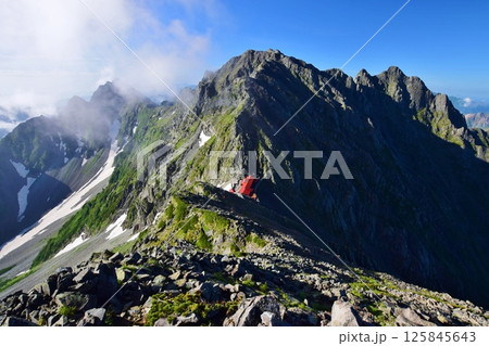 穂高岳から望む北アルプスの峰々 125845643