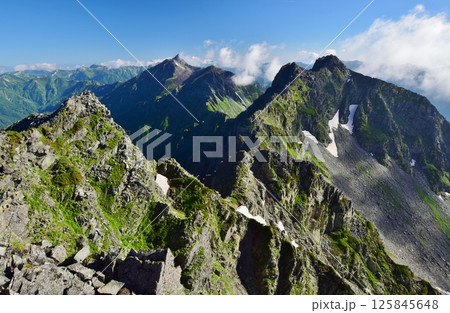 穂高岳から望む北アルプスの峰々 125845648