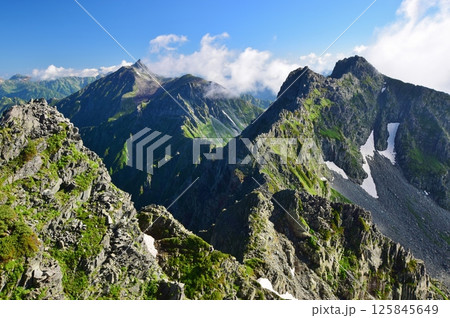 穂高岳から望む北アルプスの峰々 125845649