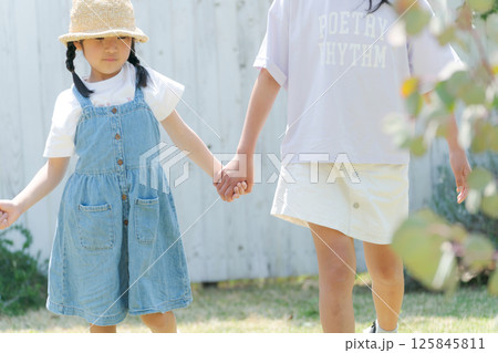 手を繋いで歩く姉妹 125845811