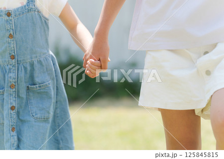 手を繋いで歩く姉妹 125845815