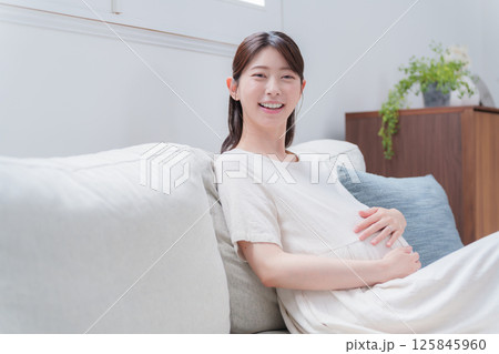 笑顔の妊婦 125845960
