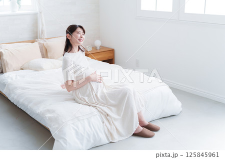 笑顔の妊婦 笑顔の妊婦 125845961