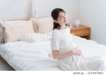 笑顔の妊婦 笑顔の妊婦 125845962