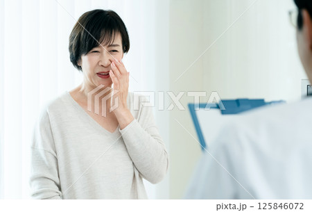 診察を受ける女性 125846072