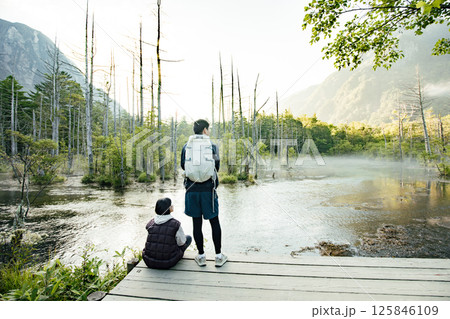 <長野>上高地の絶景 岳沢湿原と六百山 <長野>上高地の絶景 岳沢湿原と六百山 125846109