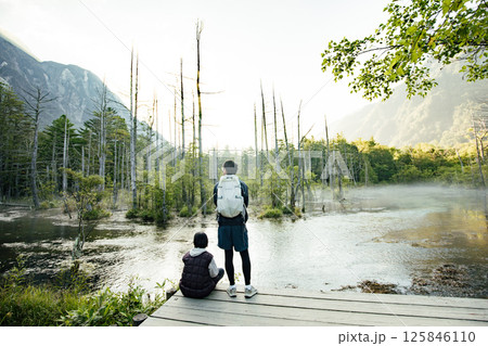 <長野>上高地の絶景 岳沢湿原と六百山 <長野>上高地の絶景 岳沢湿原と六百山 125846110