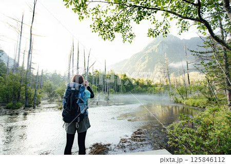 ＜長野＞上高地の絶景　岳沢湿原と六百山 125846112