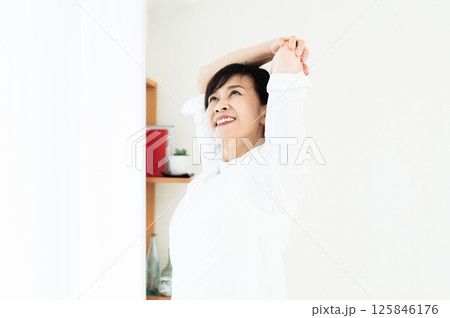 窓辺で伸びをする女性 窓辺で伸びをする女性 125846176