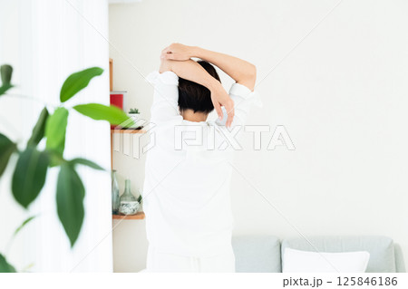 窓辺で伸びをする女性 窓辺で伸びをする女性 125846186