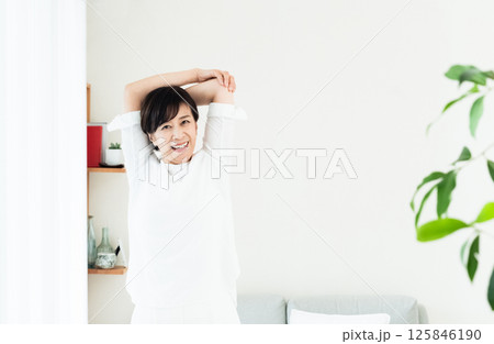 窓辺で伸びをする女性 窓辺で伸びをする女性 125846190