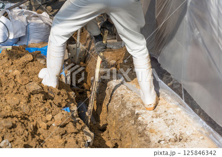 下水配管工事をする土木作業員 下水配管工事をする土木作業員 125846342