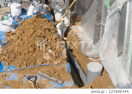 下水配管工事をする土木作業員 125846344