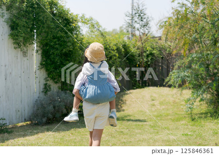妹をおんぶする女の子 妹をおんぶする女の子 125846361