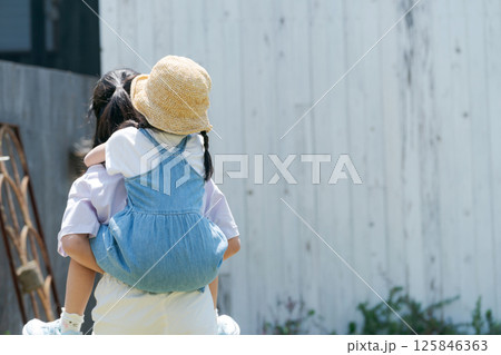 妹をおんぶする女の子 125846363
