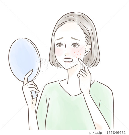 手鏡を見て湿疹にショックを受ける女性 125846481