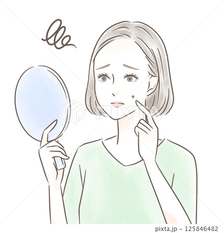 手鏡を見ながらホクロを気にする女性 手鏡を見ながらホクロを気にする女性 125846482