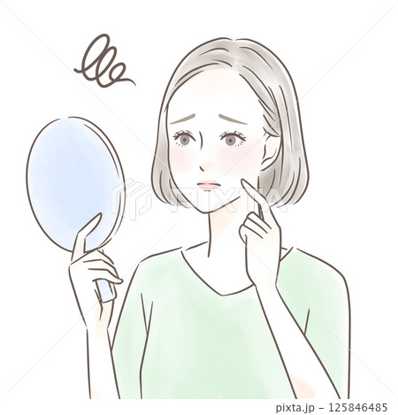 手鏡を見ながら頬あたりについて悩む女性 125846485