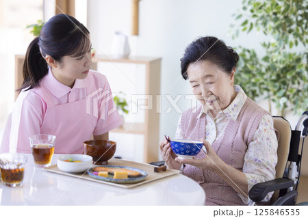 介護イメージ　食事　食欲がないシニア女性 125846535