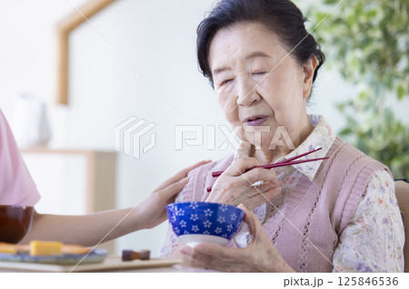 介護イメージ　食事　食欲がないシニア女性 125846536