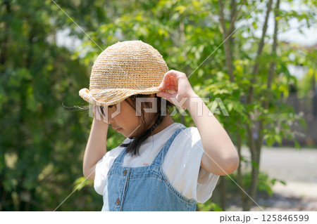 麦わら帽を被った少女 麦わら帽を被った少女 125846599