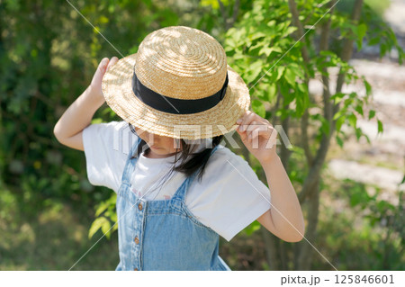 麦わら帽を被った少女 麦わら帽を被った少女 125846601