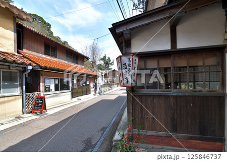 温泉津温泉の町並み　温泉と歴史の町　島根県大田市 125846737