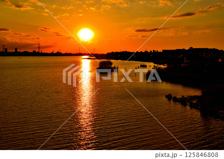 千葉県　手賀大橋から手賀沼の夕景 125846808