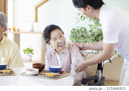 介護イメージ 食事をするシニア女性と介護士 介護イメージ 食事をするシニア女性と介護士 125846823
