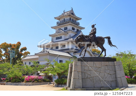 今治城 二の丸跡広場から眺める本丸天守と藤堂高虎  今治城 二の丸跡広場から眺める本丸天守と藤堂高虎  125847223