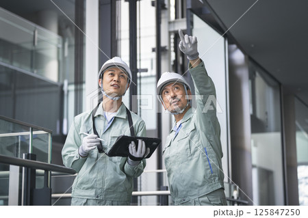 作業服姿の2人の男性 　ビルメンテナンス・施工管理・検査・調査　イメージ　 125847250
