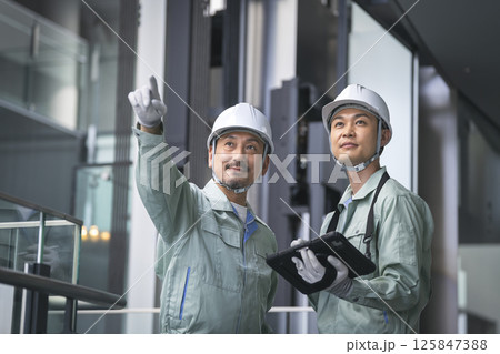 作業服姿の2人の男性 　ビルメンテナンス・施工管理・検査・調査　イメージ　 125847388