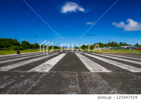 オセアニア・ポリネシアの島国ツバル 首都のフナフティ環礁フォンガファレ島のフナフティ国際空港滑走路 オセアニア・ポリネシアの島国ツバル 首都のフナフティ環礁フォンガファレ島のフナフティ国際空港滑走路 125847429