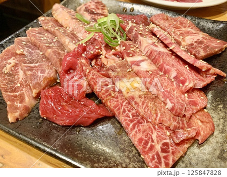 写真素材：焼肉用生肉盛り合わせ　 125847828