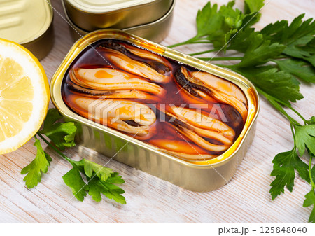 Pickled mussels in oil with parsley, lemon, spices 125848040