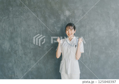 若手看護師のガッツポーズ 若手看護師のガッツポーズ 125848397