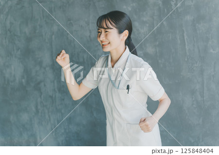 走り出す若手看護師 125848404