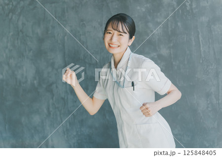 走り出す若手看護師 125848405